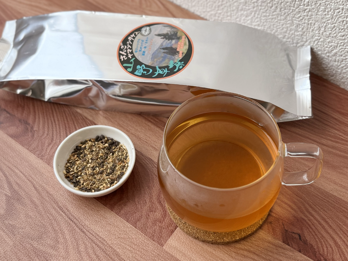 カップに注いださんごヤマブシタケ入り山野草茶